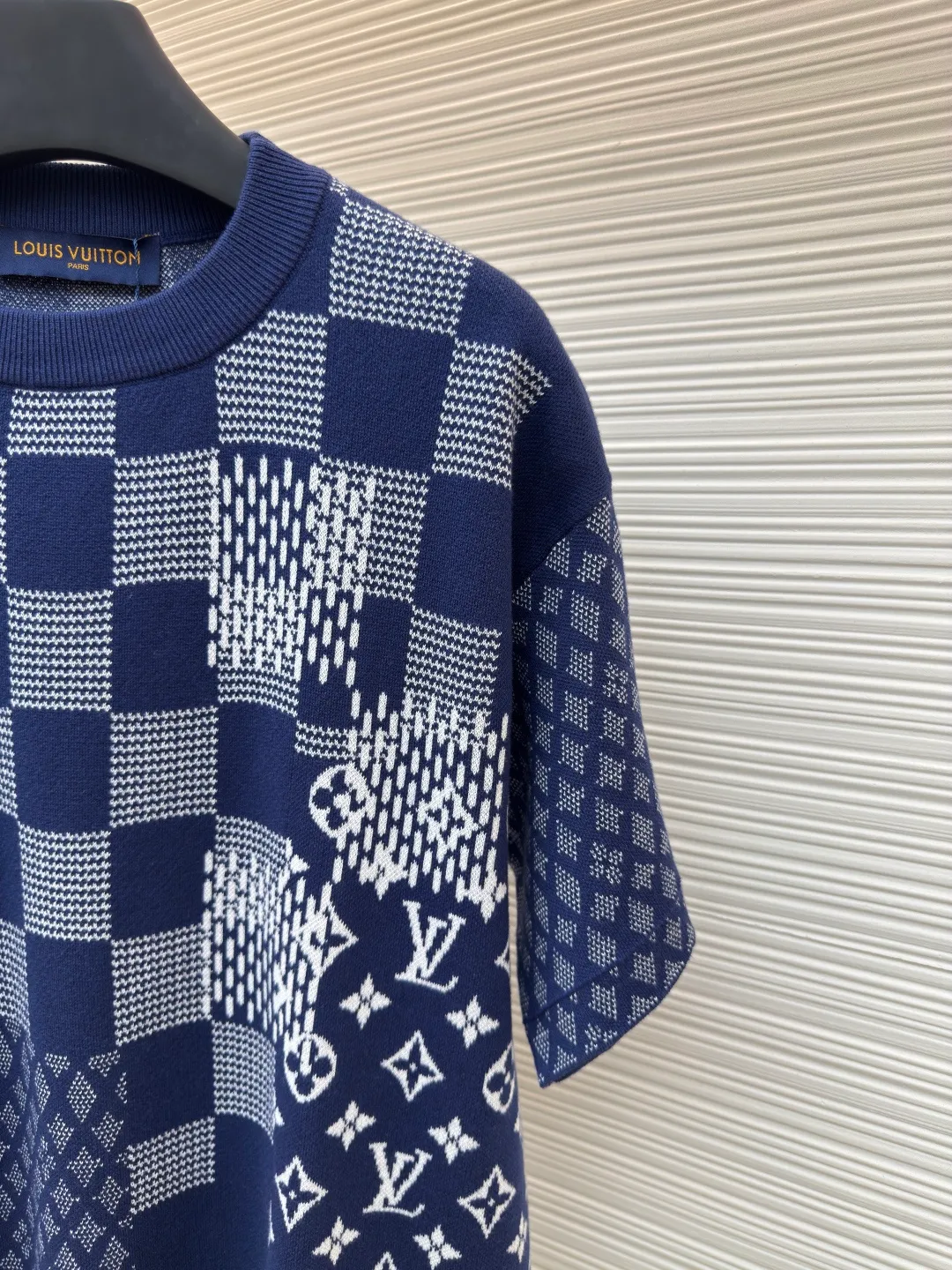 LOUIS VUITTON letter jacquard knitted short sleeves ●Authentic product: purchased and developed for 10899 ●Item number: 1680369-A90 ●Fabric: jacquard fabric ●Technology: knitted ●Version: fitted version ●Weight: about 350 grams ●Size: XS-S-M-L ●Description: With its unique design concept and exquisite craftsmanship, it perfectly combines fashion and comfort, becoming a trendy item for both men and women. The short sleeves are made of high-quality knitted fabric, which is soft and skin-friendly and has good breathability, keeping the skin dry and comfortable even in the hot summer. The unique letter jacquard elements are embellished on the body of the garment in an orderly manner, which not only adds a sense of visual hierarchy, but also highlights the wearer's personality and taste. The simple yet fashionable design not only conforms to the masculinity of men, but also shows the soft lines of women. It can be easily controlled whether it is for leisure travel or daily wear, showing a unique fashion charm. In addition, the short-sleeved design cleverly lengthens the body proportions, making people look taller and more stylish. The overall wiring is straight and delicate, the fabric is comfortable and soft, and the color is consistent without color difference. It can be matched with the same style to create a fashionable look and control various occasions. Customized accessories, complete with three standards, same style for men and women!